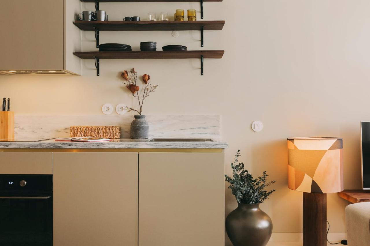 Village Aparthotel By Boa Πόρτο Δωμάτιο φωτογραφία A kitchen with a lamp