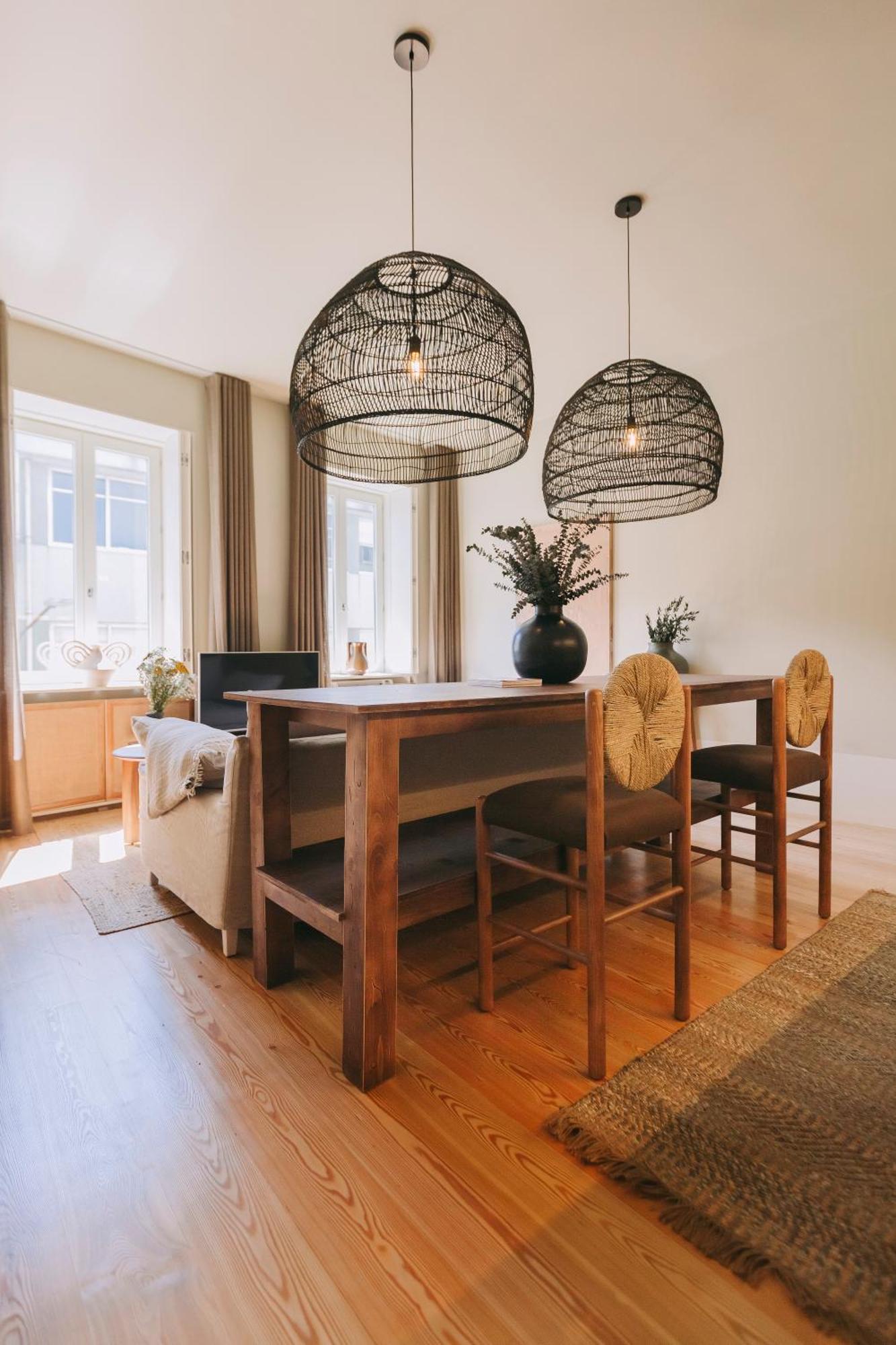 Village Aparthotel By Boa Πόρτο Δωμάτιο φωτογραφία A dining room with a table and chairs