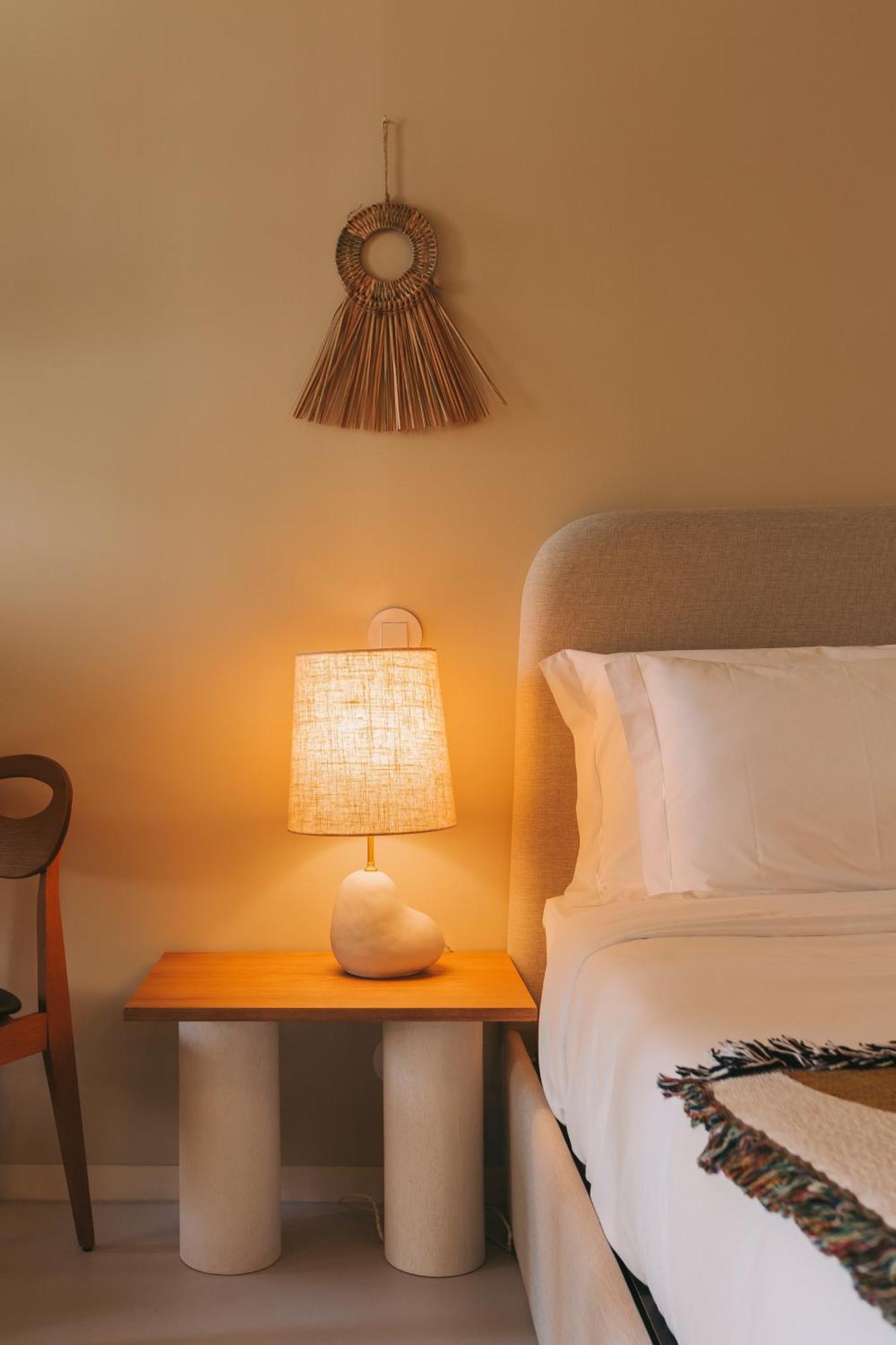 Village Aparthotel By Boa Πόρτο Δωμάτιο φωτογραφία A table lamp