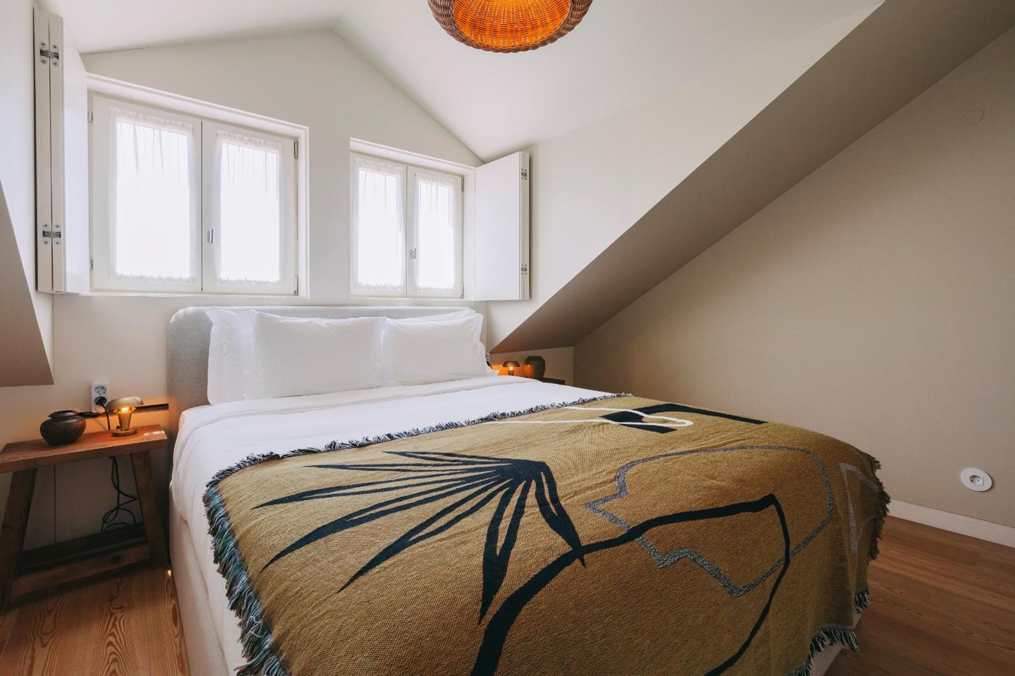 Village Aparthotel By Boa Πόρτο Δωμάτιο φωτογραφία A bed with a throw