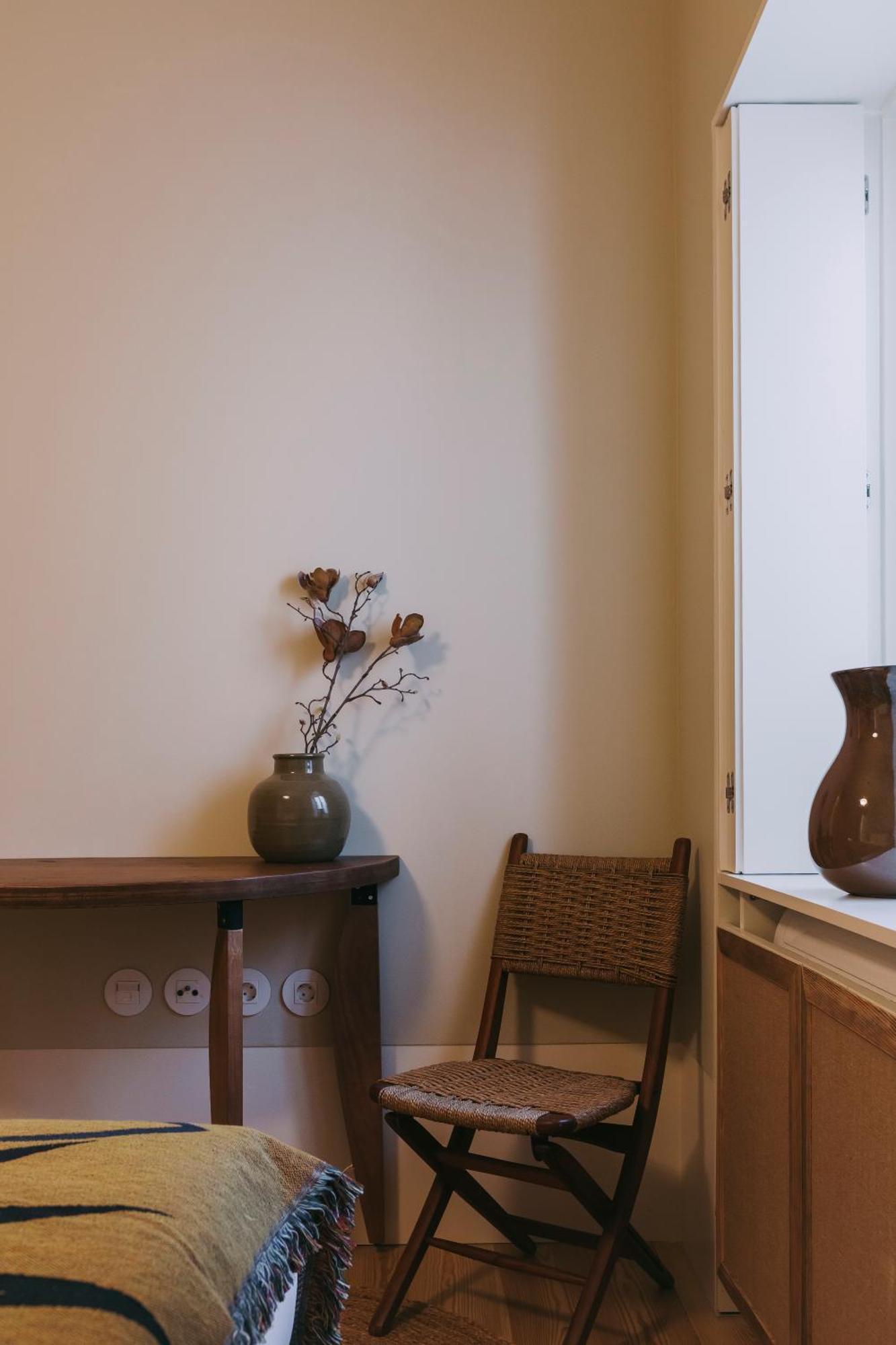 Village Aparthotel By Boa Πόρτο Δωμάτιο φωτογραφία A wall painted with a light shade of beige